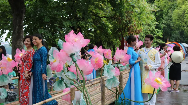 Những tà áo dài tha thướt trong lễ hội Áo dài du lịch Hà Nội. Ảnh HÀ NGUYỄN