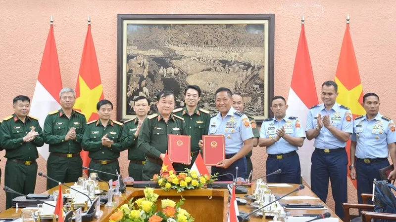 Thượng tướng Hoàng Xuân Chiến và Trung tướng Donny Ermawan Taufanto ký biên bản Đối thoại Chính sách Quốc phòng Việt Nam - Indonesia lần thứ 3