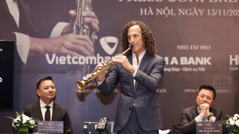 Kenny G đã trình diễn một đoạn trong tác phẩm nổi tiếng Forever in love bằng cây kèn Soprano 60 năm tuổi 