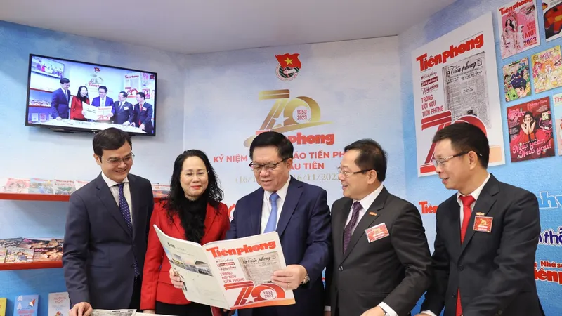 Trưởng ban Tuyên giáo Trung ương Nguyễn Trọng Nghĩa cùng các đại biểu tham quan gian trưng bày các ấn phẩm báo Tiền Phong