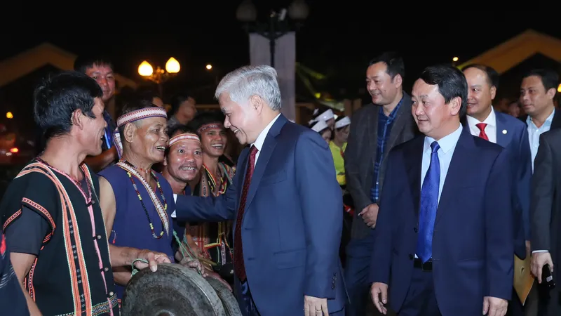 Chủ tịch Ủy ban Trung ương MTTQ Việt Nam Đỗ Văn Chiến tham dự Tuần Đại đoàn kết các dân tộc - Di sản văn hóa Việt Nam tại Làng Văn hóa- Du lịch các dân tộc Việt Nam. Ảnh: QUANG VINH
