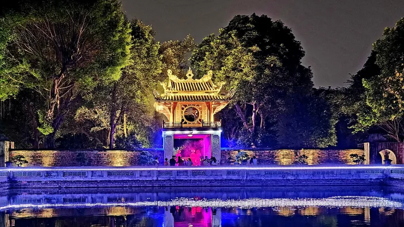 Tour đêm "Tinh hoa đạo học" tại Văn Miếu- Quốc Tử giám. Ảnh: THU HÀ