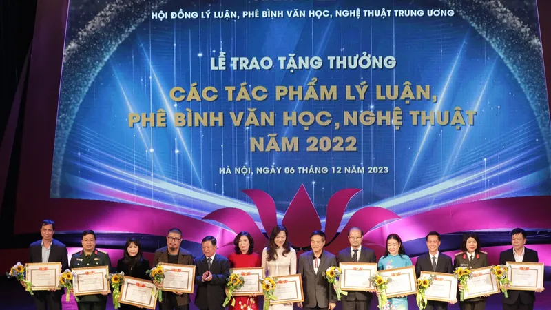 Trao tặng thưởng cho 11 tập thể có thành tích tuyên truyền về công tác lý luận, phê bình văn học, nghệ thuật
