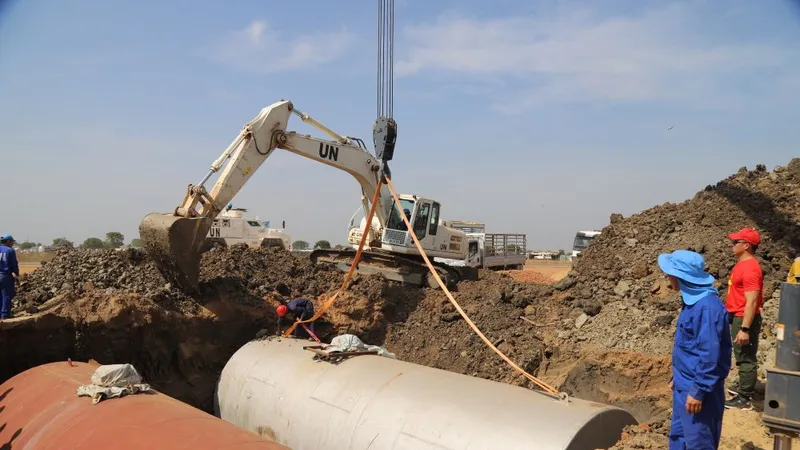 Giúp dân hạ các téc xăng, dầu cho 5 cây xăng tại Abyei