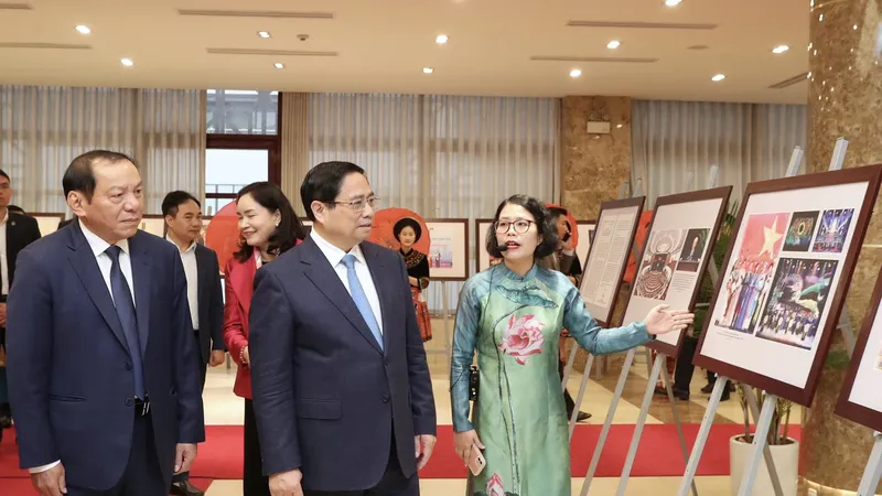 Thủ tướng và các đại biểu tham quan triển lãm ảnh thành tựu của ngành văn hóa, thể thao và du lịch năm 2023, sáng 3-1. Ảnh: VIẾT CHUNG 