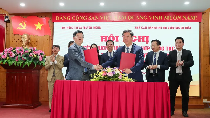 Bộ TT-TT và NXB Chính trị quốc gia Sự thật ký kết chương trình phối hợp