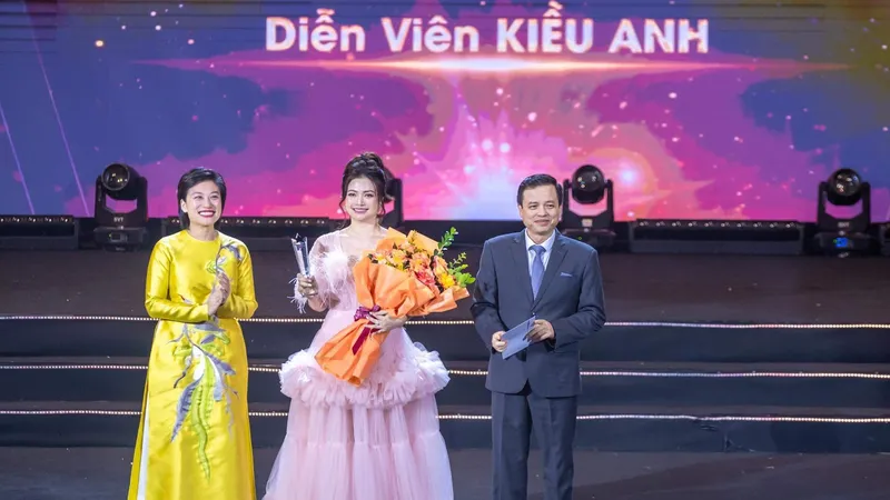 Kiều Anh được vinh danh “Nữ diễn viên truyền hình nổi bật”. Ảnh ĐÌNH TRUNG