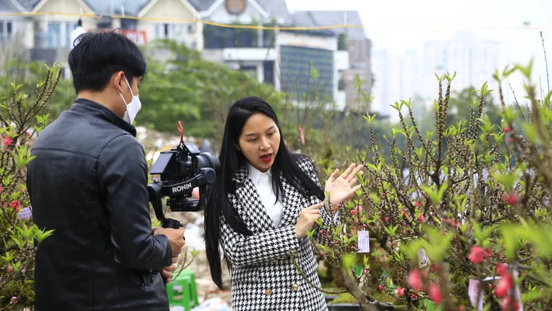 Một Tiktoker làm video bán hoa tết online. Ảnh: HÀ NGUYỄN