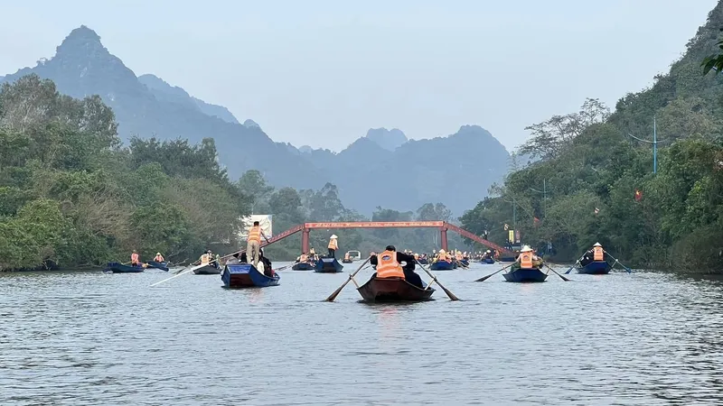 Hơn 40.000 lượt du khách về chùa Hương trong những ngày Tết
