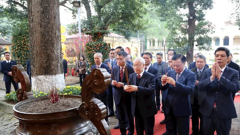 Tổng Bí thư Nguyễn Phú Trọng đã đến dâng hương tỏ lòng thành kính các bậc tiên đế, tiên hiền có công với đất nước tại Điện Kính Thiên, Khu di sản Hoàng thành Thăng Long, Thủ đô Hà Nội. Ảnh: THANH HẢI