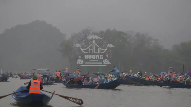 Khai hội Chùa Hương 2024. Ảnh: VIẾT CHUNG