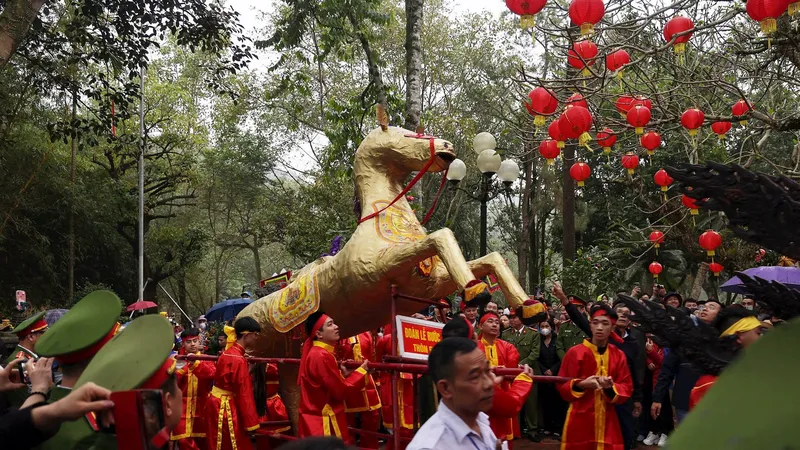 Rước ông ngựa trong lễ hội Gióng đền Sóc năm 2024 