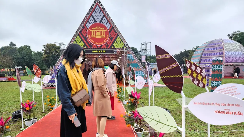 Đường thơ được trang trí bằng những mầm lá non cách điệu, với họa tiết trên trang phục của đồng bào các dân tộc Việt Nam. Trên mỗi mầm lá viết một câu thơ hay do Ban tổ chức tuyển chọn