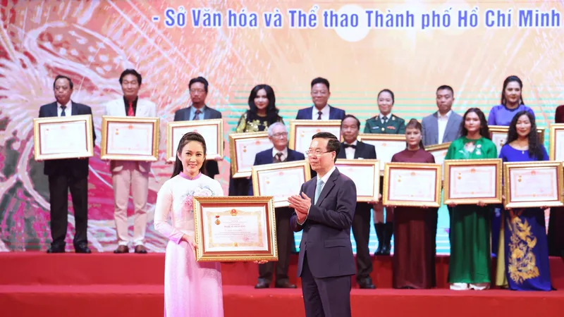 Chủ tịch nước Võ Văn Thưởng trao tặng danh hiệu vinh dự của Nhà nước cho các nghệ sĩ. Ảnh: QUANG PHÚC