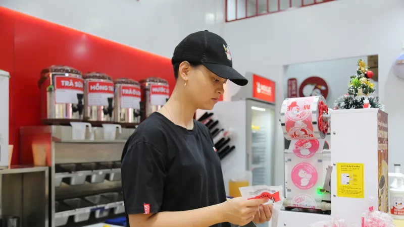 Sinh viên thường chọn đi làm bán thời gian tại các quán nước, quán ăn hoặc những công việc làm theo ca. Ảnh: HÀ NGUYỄN