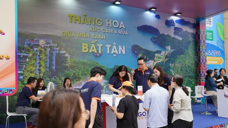 Người dân Hà Nội xếp hàng “chốt” tour ưu đãi dịp hè 