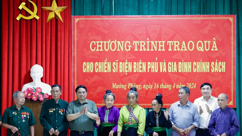 Thủ tướng Phạm Minh Chính thăm hỏi, tặng quà các chiến sĩ Điện Biên và gia đình chính sách tại thành phố Điện Biên Phủ, tỉnh Điện Biên, chiều 16-4. Ảnh: VIẾT CHUNG