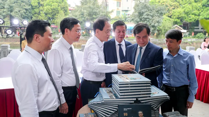 Các đại biểu xem và tìm hiểu về bộ sách. Ảnh: NAM NGUYỄN