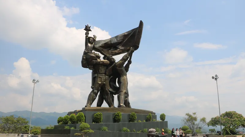 Khu vực sân hành lễ, Tượng đài Chiến thắng Điện Biên Phủ tại đồi D1 (Điện Biên) là một trong những điểm cầu của chương trình