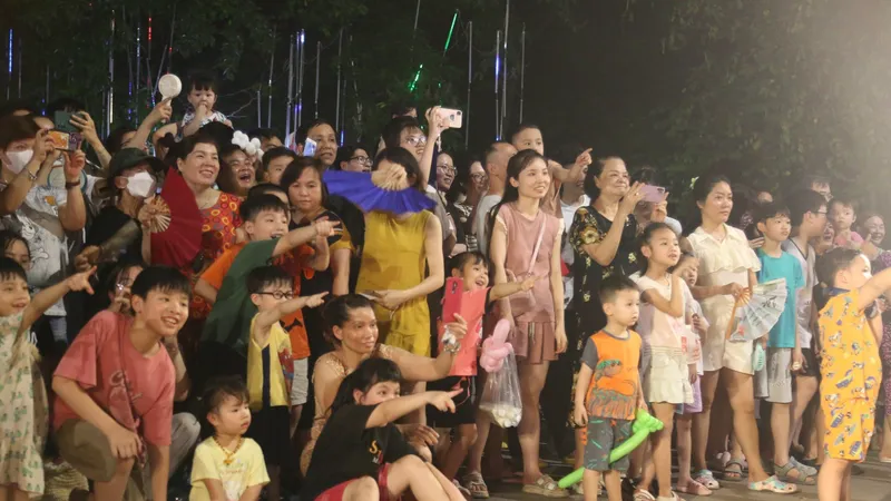 Người dân, đặc biệt là trẻ nhỏ hào hứng tham dự các sự kiện của Lễ hội Du lịch Hà Nội năm 2024. Ảnh: HÀ NGUYỄN
