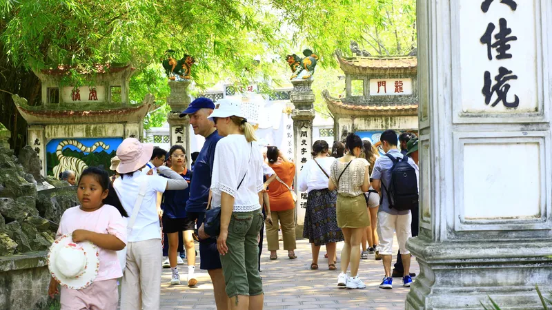 Lượng du khách đến Thủ đô dịp nghỉ lễ tăng nhẹ. Ảnh: HÀ NGUYỄN