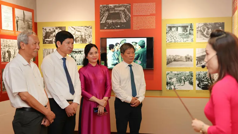 Trưng bày chuyên đề "Chiến thắng lịch sử Điện Biên Phủ- Bản hùng ca thời đại Hồ Chí Minh". Ảnh: TÙNG LÊ