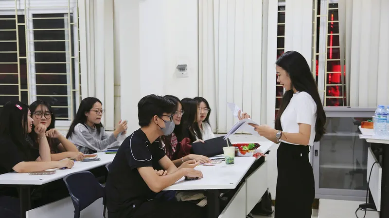 Học sinh trao đổi bài tập trong lớp học thêm