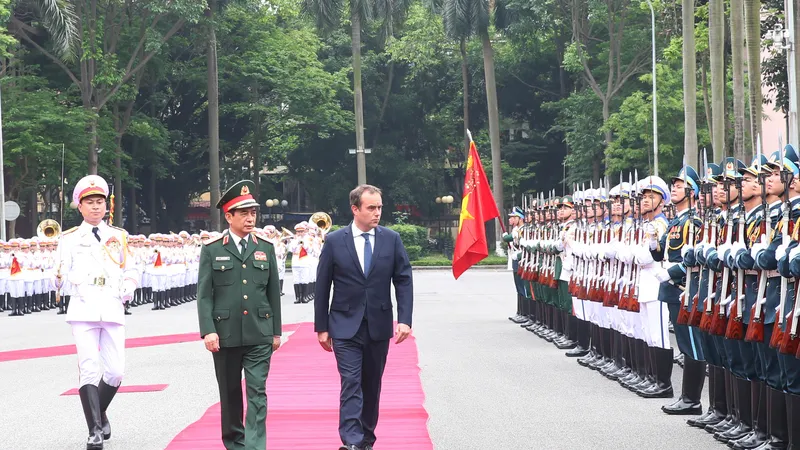 Đại tướng Phan Văn Giang và Ngài Sébastien Lecornu duyệt Đội danh dự Quân đội nhân dân Việt Nam. Ảnh NGUYỄN HỒNG