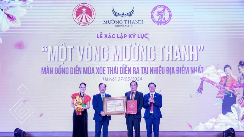 Xác lập kỷ lục với màn đồng diễn múa Xòe Thái tại 42 địa điểm