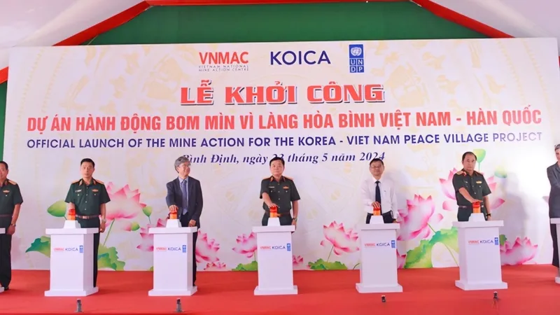 Khởi công Dự án hành động bom mìn vì Làng hòa bình Việt Nam - Hàn Quốc