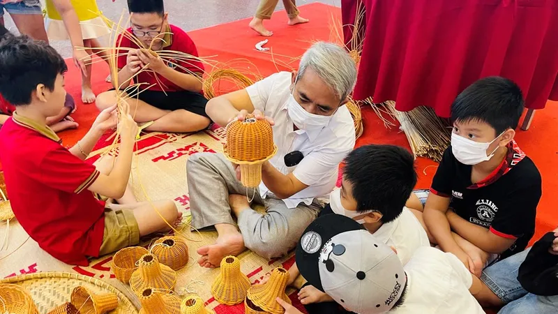 Trải nghiệm làm đồ chơi với các nghệ nhân làng nghề truyền thống