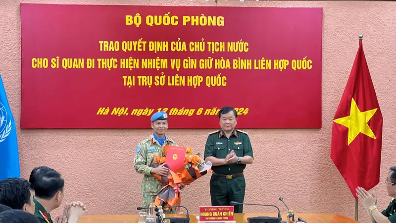 Thượng tá Trương Anh Tuấn được trao quyết định thực hiện nhiệm vụ gìn giữ hòa bình tại Trụ sở LHQ