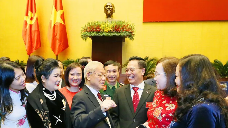 Tổng Bí thư Nguyễn Phú Trọng trò chuyện với các văn nghệ sĩ tại Hội nghị Văn hóa toàn quốc năm 2021. Ảnh: XUÂN TRẦN