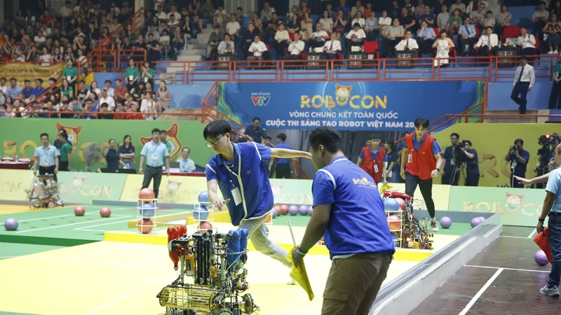 Robot sẽ gieo mạ, cấy lúa, thu hoạch trên ruộng bậc thang 