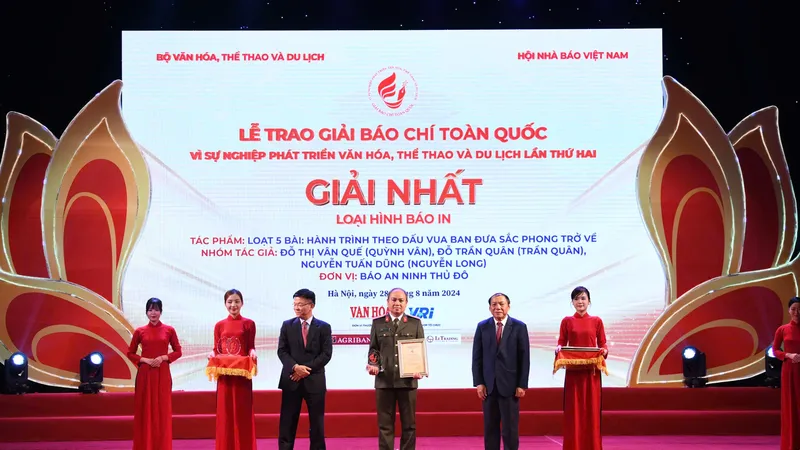 Đại diện nhóm tác giả được giải Nhất báo in