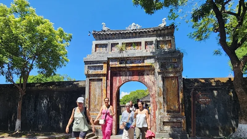 Du khách quốc tế tại Đại Nội- Huế. Ảnh: THU HÀ