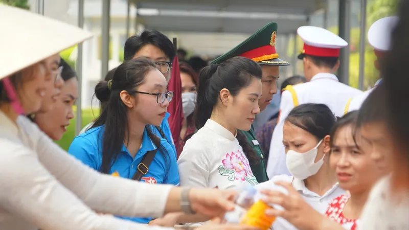 Tặng quà cho người dân vào Lăng viếng Bác
