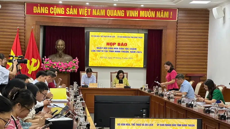 Quang cảnh buổi họp báo 