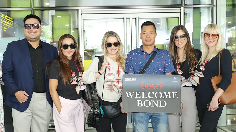 Các thành viên xinh đẹp của nhóm tứ tấu Bond nổi bật tại sân bay Nội Bài