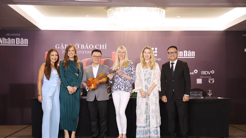 Chiếc đàn đặc biệt được Bond trao tặng ban tổ chức bán đấu giá dành tiền giúp đỡ các nạn nhân của bão số 3