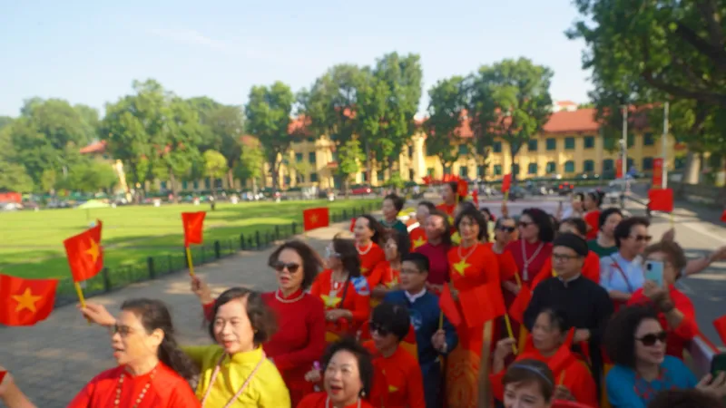 Hàng trăm hành khách cùng trải nghiệm hành trình tham quan Hà Nội bằng xe buýt