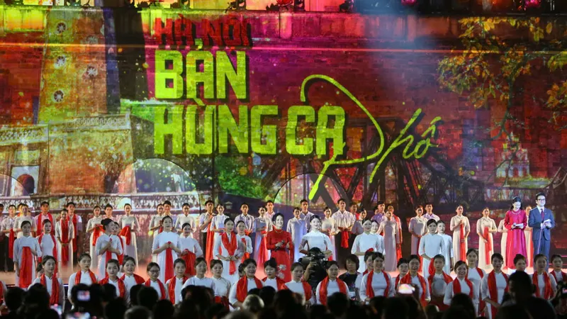 Xúc động, tự hào với “Hà Nội- Bản hùng ca phố”. Ảnh HẢI HƯNG