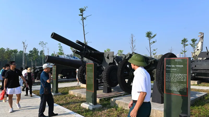 Bảo tàng Lịch sử Quân sự Việt Nam đón hàng ngàn lượt khách trong ngày đầu mở cửa. Ảnh VIẾT CHUNG