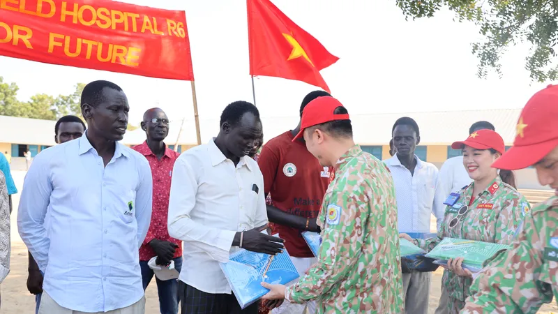Chiến sĩ mũ nồi xanh Việt Nam tặng quà, dạy vẽ nhân ngày 20-11 tại Nam Sudan