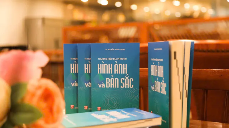 Sách "Thương hiệu địa phương: Hình ảnh và bản sắc" do Tiến sĩ Nguyễn Thành Trung biên soạn