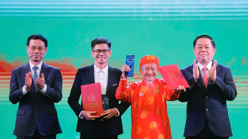 Nhà nghiên cứu 104 tuổi Nguyễn Đình Tư được trao giải A Giải thưởng Sách quốc gia. Ảnh: NGUYỄN QUYẾT