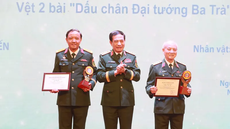 Đại tướng Phan Văn Giang, Bộ trưởng Bộ Quốc phòng trao giải Nhất cuộc thi viết Những tấm gương bình dị mà cao quý lần thứ 15