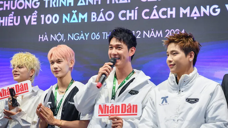 Các “Anh trai say hi” tham gia nhiều hoạt động giao lưu trước show diễn tại Hà Nội 