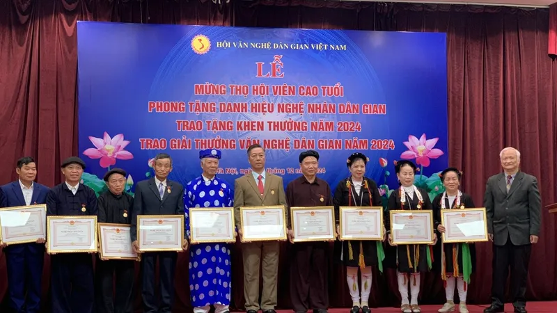 Hội VNDG trao tặng danh hiệu Nghệ nhân dân gian 