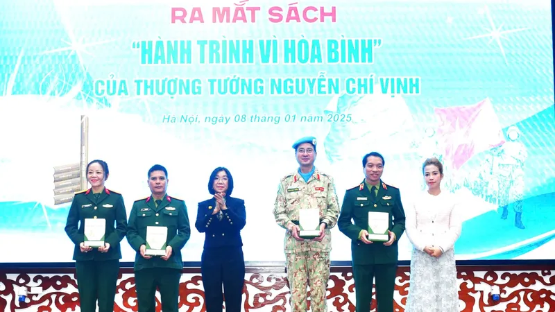 Đại diện gia đình tác giả trao tặng sách cho các đơn vị